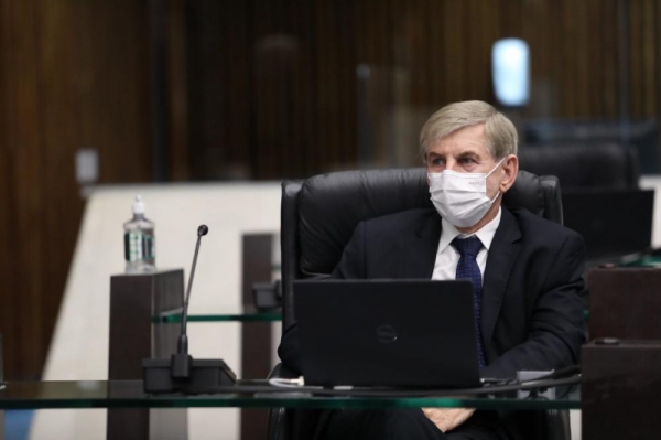O deputado Elio Rusch (DEM) celebrou durante sessão plenária da Assembleia Legislativa desta terça-feira (30), a aprovação do projeto de lei de autoria do Poder Executivo que autoriza o Governo do Estado a efetuar a doação, ao município de Marechal Cândido Rondon, do antigo prédio do Fórum da cidade.   Conforme o parlamentar, o Projeto de Lei nº 641/21 aprovado por unanimidade, vai permitir que o espaço seja reformado e sirva como nova sede da Câmara Municipal de Vereadores da cidade.   “A partir da sensibilização do Governo do Estado conseguimos resolver esta situação. Essa doação vai oferecer novas condições para que a prefeitura utilize a propriedade de forma que atenda o interesse público e traga benefícios aos cidadãos”, comemorou.    Desde o início das tratativas, o deputado estadual Elio Rusch (DEM), esteve presente em diversas audiências com o secretário estadual de Administração, o deputado Marcel Micheletto, o prefeito de Marechal Cândido Rondon, Marcio Rauber, e o presidente da Câmara de Vereadores, Pedro Rauber.   “Entendemos que a preservação do patrimônio histórico é fundamental e tínhamos o compromisso de trabalhar neste projeto”, afirma o deputado.   O prédio reúne as condições ideais para abrigar a sede do Poder Legislativo, com ampla estrutura para abrigar gabinetes, setor administrativo, bem como plenário para as sessões.         PRESENÇAS – Acompanharam a votação na Assembleia Legislativa o presidente da Câmara de Vereadores de Marechal Cândido Rondon, Pedro Rauber, e os vereadores Cleiton Rodrigo Freitag (Gordinho do Suco), Dionir Luiz Briesch (Sgto Dionir) e o diretor da Câmara de Vereadores, Egomar Schmidt.
