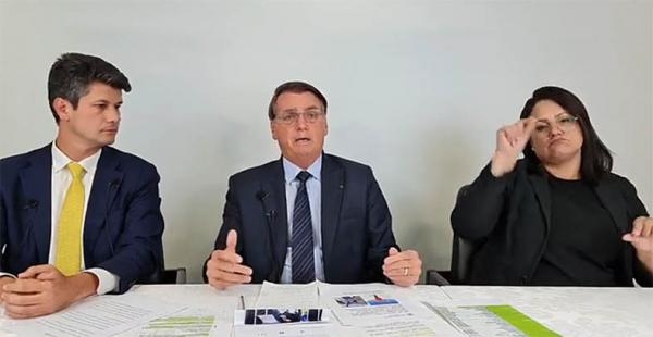 Bolsonaro, na live desta quinta-feira (Foto: Reprodução de vídeo)