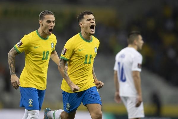 Antony e Philippe Coutinho comemoram gol do Brasil (Foto: Lucas Figueiredo / CBF)