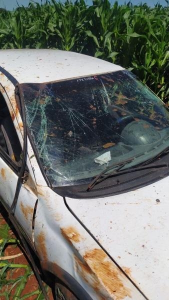 Ao Ponto da Notícia, eles relataram que seguiam para Mercedes no GM/Corsa, quando na região de Maracaju dos Gaúchos, foram atingidos por um outro veículo não identificado.   Com a colisão, o Corsa onde estava a família acabou saindo da pista e capotou, parando em meio a uma lavoura de milho.  O casal e filhos resultou com ferimentos leves e foram socorridos pelo SAMU, sendo encaminhados à UPA de Guaíra.  A Polícia Rodoviária Federal esteve no local realizando os levantamentos e fez buscas ao carro que provocou o acidente, o qual não parou no local para prestar atendimento.  O Corsa resultou com danos de grande monta e foi recolhido por um guincho.