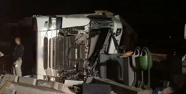 Um motorista, de 30 anos, morreu após bater o caminhão que dirigia em uma mureta na praça de pedágio desativada da BR-277, em São Luiz do Purunã, nesta quarta-feira (13), segundo a Polícia Rodoviária Federal (PRF).  Conforme testemunhas, o motorista perdeu o controle da direção, bateu o caminhão e saiu arrastando a mureta por cerca de 40 metros. Depois, o veículo capotou.  A vítima morreu no local, antes da chegada das ambulâncias.  O motorista estava em comboio com outros profissionais, que seguiam para Marília (SP). Os caminhoneiros disseram que o local estava escuro no momento do acidente.  Desde a suspensão dos contratos de pedágio no Paraná, trechos de algumas rodovias ficam totalmente sem iluminação.  O Departamento de Estradas de Rodagem do Estado do Paraná (DER-PR) informou que entrou em contato com o Departamento Nacional de Infraestrutura de Transportes (Denit) sobre a falta de iluminação na via e aguarda retorno.