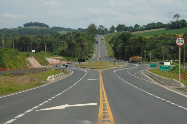 Concessionária de pedágio executa terceiras faixas, novo trevo e passarela de pedestres em rodovias federais. DER/PR fiscaliza o andamento de obras não realizadas durante o contrato - Foto: DER-PARANÁ