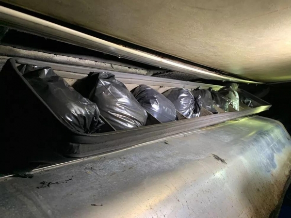 Cocaína estava escondida em compartimento usado para acomodar ar-condicionados — Foto: Receita Federal do Brasil/ Foz do Iguaçu