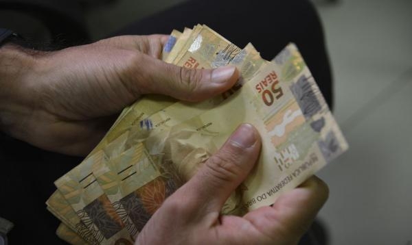 Datas seguem o modelo do Bolsa Família, que pagava os beneficiários nos dez últimos dias úteis do mês. (Foto: Marcello Casal Jr/Agência Brasil)