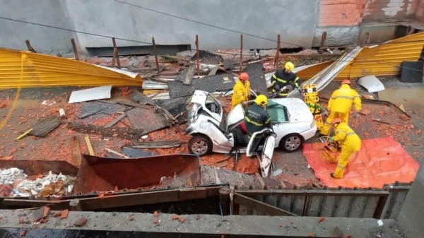 Coluna de concreto atingiu carro e deixou motorista gravemente ferido em SC — Foto: Redes Sociais/Divulgação