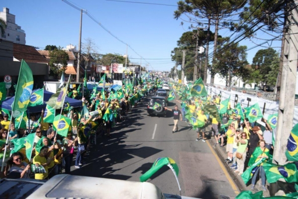 Manifestação de apoiadores de Bolsonaro em frente a quartel do Exército de Curitiba: pedidos de “SOS Forças Armadas”. Foto: Valquir Aureliano