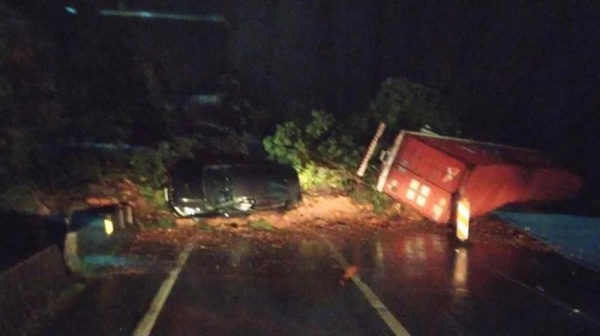 Imagens do acidente mostram que veículos foram atingidos | Foto: Redes sociais