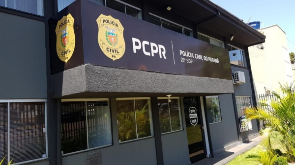 A PM de Toledo foi acionada ontem por uma vítima, moradora do município e disse que uma mulher em pose de um suposto bilhete premiado da loteria federal abordo-a pedindo ajuda, que se ela poderia ajudar a sacar o bilhete premiado que seria no valor de 11 milhões.  Nesse momento teria se aproximado da vítima um homem moreno e se ofereceu a ajudar a mulher, e que em um determinado momento a senhora que estava com o bilhete disse que não queria o prêmio e queria vender por 50 mil o bilhete pois ela relata que sua religião não permitia jogos de aposta e que não queria usar esse dinheiro, e venderia por 50 mil reais.  A vítima então, foi até o Banco juntamente esse homem moreno e sua esposa e efetuou empréstimos no valor de 15 mil reais e sacou o dinheiro e que o restante seria pago pelo outro homem que ficou em um carro preto aguardando a vítima com o dinheiro, e que enfrente ao Banco ela entregou o dinheiro para esse homem moreno que teria pego o dinheiro e teria pedido pra vítima ir até a outra agência bancária que lá ele iria encontrar ela entregar o restante do dinheiro.  Vítima se deslocou passado alguns minutos ela percebeu que tinha caído no golpe do bilhete premiado.  Relata também que teria deixado seu celular no interior do veículo deste casal quando teria ido até a agência do Banco. Equipe orientou a vítima a procurar a delegacia da Polícia Civil.