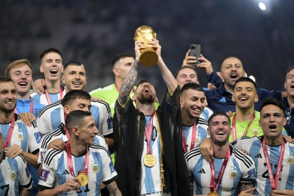 O argentino Lionel Messi (c) ao lado de seus companheiros de seleção ergue o troféu de campeã da Copa do Mundo 2022 após a vitória na partida contra a França (Crédito: ANDRÉ RICARDO/ENQUADRAR/ESTADÃO CONTEÚDO)