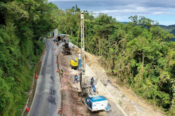 Estrada da Graciosa - obras de recuperação da Estrada da Graciosa, depois dos desmoronamentos causados pelas chuvas Foto: Albari Rosa/AEN
