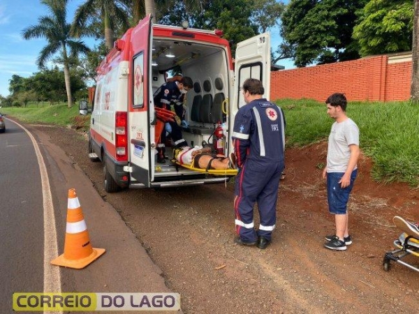 Na tarde deste domingo (05), por volta das 17h20, socorristas do SAMU foram acionados para se deslocar até a PR-317, nas proximidades do cemitério do distrito de Sub Sede, em Santa Helena, para prestar os primeiros socorros a um casal vítima de queda de moto.  Segundo informações obtidas no local, eles seguiam sentido Santa Helena à Sub Sede, em uma Honda/Tornado, quando próximo a curva do cemitério do distrito, o motociclista perdeu o controle do veículo, que deslizou em pedras soltas na lateral da rodovia. Ambos os ocupantes caíram.  O casal sofreu escoriações pelo corpo e foram encaminhados pelos socorristas ao Hospital Beneficente Moacir Micheletto, para serem avaliados.  O veículo foi recolhido do local por populares.