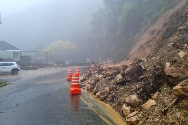 Estrada da Graciosa é interditada após novo deslizamento de terra — Foto: DER