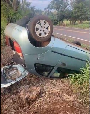 Na manhã de hoje (24) um veículo Ford Ka foi encontrado capotado às margens da rodovia que liga Marechal Cândido Rondon ao município vizinho de Pato Bragado, no trecho conhecido como “Curva dos Angicos”.  Informações iniciais dão conta de que na curva o condutor do Ka, placa Mercosul, perdeu o controle da direção enquanto trafegava sentido Pato Bragado a Marechal Rondon. O veículo saiu para o acostamento e capotou parando com as rodas para cima, com grandes danos materiais.  Ninguém foi encontrado no local e a equipe do Corpo de Bombeiros não foi acionada para prestar atendimento, então até o momento não se tem informações sobre os ocupantes do carro ou feridos no acidente, que aconteceu entre a noite de domingo (23) e manhã desta segunda-feira.