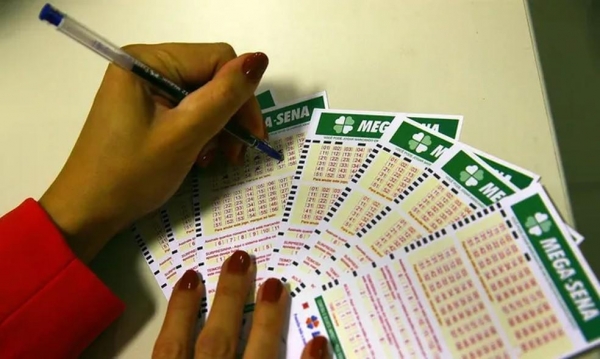 Mega-Sena teve 14 apostadores que acertaram 5 dezenas no Paraná — Foto: Marcello Casal Jr/Agência Brasil