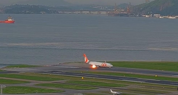 Avião pega fogo em decolagem no Santos Dumont — Foto: Reprodução