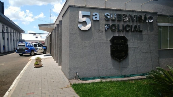 O caso foi registrado na 5ª SDP, onde a mulher já havia procurado a Polícia Civil para registrar violência doméstica, e posteriormente confessou ter efetuado os disparos em seu companheiro, após mais uma briga. O delegado chefe da 5ª SDP, Helder Lauria, em entrevista a imprensa informou que o caso está sendo investigado e a mulher será indiciada por Tentativa de Homicídio, e que o casal já tem histórico de brigas e desentendimentos. O que chamou a atenção foi o fato de o homem ter sido baleado no sábado (06), procurou ajuda somente na segunda-feira (08) e novamente na terça-feira (09) quando foi comprovado que os projeteis estavam alojados na cabeça.  Fonte: https://ppnewsfb.com.br - https://ppnewsfb.com.br/homem-procura-atendimento-medico-tres-dias-apos-levar-tres-tiros-na-cabeca-enquanto-dormia-companheira-confessou-o-crime/ .