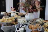 Considerado o melhor Café Colonial da região, o evento gastronômico de Mercedes contará com mais de 60 pratos neste ano. “Praticamente todos os produtos são adquiridos dos produtores rurais de nosso município”, destaca a Primeira-Dama e Presidente do Provopar, Lizandra Weber.  Entre os pratos, serão servidos uma grande variedade de bolos, doces, cucas, tortas doces e salgadas, strudel, rissoles, pães, bolachas, roscas, frios, embutidos, chimias, entre outros.  As fichas para o Café Colonial, que irá ocorrer nos dias 26 e 27 de maio no Pavilhão da Comunidade Católica de Mercedes, estão sendo vendidas na prefeitura, integrantes do Provopar e dos clubes femininos, ao valor de R$ 60,00. Crianças até sete anos não pagam e de sete a 13 anos o valor é de R$ 30,00.  “Quem já se veio em nosso café quer voltar. Por isso, o convite é para toda a população de Mercedes e região aproveitar. Estamos preparando tudo com muito amor e carinho”, finaliza Lizandra. 