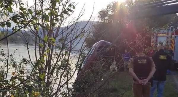 Carro com quatro pessoas é encontrado submerso no rio Iguaçu em União da Vitória — Foto: Tiago Amaral