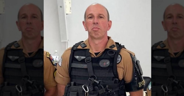 O Cabo Reinaldo José Garozi, da Polícia Militar do Paraná, morreu no hospital na madrugada desta segunda-feira (18) após ser baleado durante um confronto com suspeitos em uma perseguição na PR-323, em Cianorte, no noroeste do Paraná.  O confronto ocorreu por volta das 19h de domingo (17).  Segundo a corporação, cinco suspeitos estavam em um carro prata quando os PMs tentaram abordar o veículo, mas o condutor não obedeceu à ordem e empreendeu fuga.  Durante a perseguição, os homens atiraram contra a equipe, que revidou. Após alguns minutos, o veículo parou em frente a uma empresa e a troca de tiros continuou.  O policial foi baleado na região do tórax e encaminhado ao hospital em estado grave. Dois suspeitos morreram no local.  O agente não resistiu aos ferimentos e morreu na madrugada desta segunda-feira (18), segundo a corporação.  Um dos integrantes foi preso e dois conseguiram fugir a pé. A PM montou um cerco para a captura dos atiradores.  Quem era o policial   Reinaldo José Garozi entrou na corporação há 26 anos e já passou por diversas funções na área.  Em 2011, entrou para a equipe das Rondas Ostensivas Tático Móvel (ROTAM) da 5° CIPM, onde comandava uma das equipes.  Ele deixou a esposa e dois filhos.  O local do velório e enterro não foram divulgados até a publicação desta reportagem.