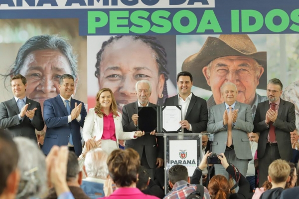 O governador Carlos Massa Ratinho Junior sancionou nesta terça-feira (3) a lei estadual 21.685/2023 , que garante a reserva de passagens rodoviárias intermunicipais gratuitas ou com desconto para pessoas com 65 anos ou mais. Foto: Roberto Dziura Jr/AEN