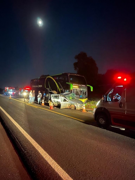 Na madrugada desta quinta-feira (26), por volta de 01h50, policiais rodoviários federais atenderam uma colisão transversal na BR 373 próximo ao km 417 em Candói.  Um ônibus da viação Princesa dos Campos que seguia de Capanema com destino à Curitiba, colidiu com a lateral esquerda de um Renault Sandero, da cidade de Guarapuava, quando este realizava manobra de conversão na via.  O condutor do ônibus não sofreu lesões, realizou o teste de etilômetro no local, com resultado negativo para ingestão de álcool. Nenhum dos 51 passageiros sofreram lesões.  O condutor do Sandero, um homem de 26 anos da cidade de Palmas, que não era habilitado, veio a óbito no local.  Os quatro passageiros do veículo, dois homens e duas mulheres, sendo uma menor de 17 anos, sofreram lesões e foram encaminhados pelo SAMU ao hospital de Santa Clara em Candói para os primeiros atendimentos.  As equipes da polícia civil, da perícia criminal, do IML, e da defesa Civil também estiveram no local.