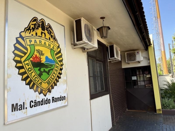 Por volta das 2h25 da madrugada deste domingo (19), uma equipe da Polícia Militar de Marechal Cândido Rondon foi acionada para atender ocorrência de ameaça.  A vítima relatou aos policiais que seu companheiro chegou alcoolizado e tentou entrar à força no quarto onde ela estava, quando abriu a porta do quarto ele apontou uma arma para ela, um tipo de revólver de cor preta.  A mulher disse que se sentiu ameaçada, porque sabe que ele é violento.  Quando os policiais chegaram, o agressor já havia fugido.  Os militares deram apoio a vítima assegurando a integridade física dela e do filho, até irem para a casa dos pais dela.  Ela também foi orientada sobre os procedimentos cabíveis ao caso.