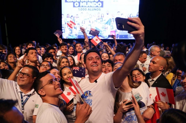 O governador Carlos Massa Ratinho Junior se encontrou nesta segunda-feira (20), no Teatro Guaíra, com os mil alunos da rede pública estadual que vão participar do programa de intercâmbio internacional Ganhando o Mundo Foto: Jonathan Campos/AEN