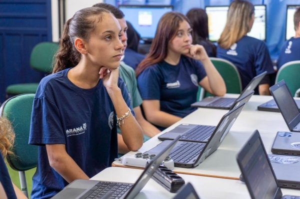 Estudantes da rede estadual agora podem pedir transferência de colégio de forma online Foto: Arquivo SEED-PR