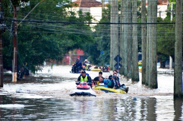 Rio Grande do Sul enfrenta tempestades desde a segunda-feira passada (29), afetando mais de 400 municípios, com quase 100 mortes até esta terça-feira (7) e atingindo mais de 1,3 milhão de pessoas