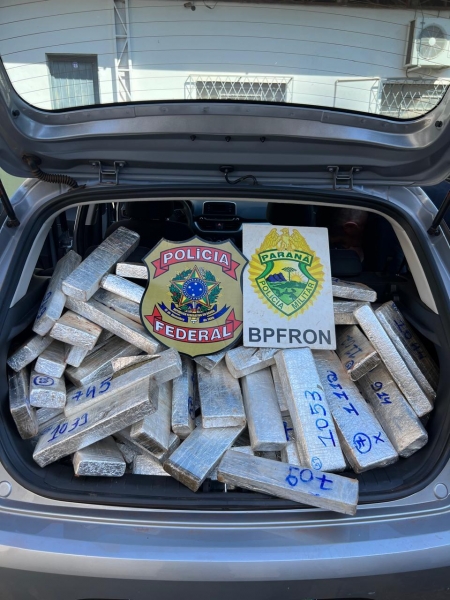 Na cidade de Cascavel, Paraná, uma operação conjunta entre o Batalhão de Polícia de Fronteira (BPFron) e a Polícia Federal (PF) resultou na detenção de dois homens e na apreensão de 166,4 kg de cocaína e 36,2 kg de maconha, além de um veículo Hyundai/HB20 sedan. A operação, parte da Operação Protetor, causou um prejuízo estimado em mais de R$ 11.800.00,00 ao crime organizado. As drogas foram encontradas em um comércio de mecânica, onde também foi recuperado um revólver. A ação policial estendeu-se à cidade de Rolândia/PR, após levantamento de informações que a organização criminosa estaria atuando, onde mais três suspeitos foram presos e 199 kg de maconha foram apreendidos após informações repassadas.
