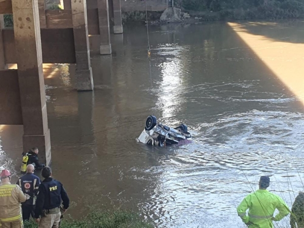 dosa morre após carro cair de ponte no Rio Tibagi, em Ponta Grossa — Foto: André Salamucha/RPC