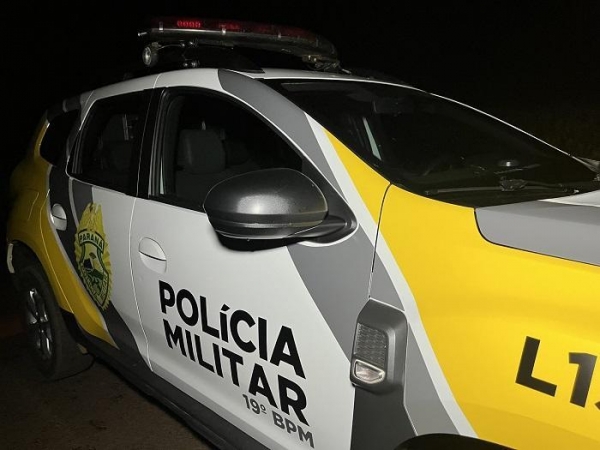 Policiais Militares de Marechal Cândido Rondon foram acionados por volta das 21h00 de ontem (30), para uma ocorrência de ameaças em frente a uma residência a Rua Carlos Guenther no Jardim Higienópolis.  No local a vítima relatou que uma vizinha aparentando estar sob efeito de entorpecentes, passou a gritar na rua e ameaçá-la de morte.  “Vou matar você, sai pra fora, vou quebrar todo seu carro”, gritava a mulher.  De acordo com relatos a mulher é agressiva e briga com todos os vizinhos, sendo que já houveram outras situações semelhantes e não soube relatar o que motivou os fatos.  Toda a ação policial foi acompanhada por familiares da denunciada que foi encaminhada para a Delegacia de Policia, em razão de interesse de representação por parte da solicitante.