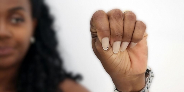 O sinal tem sido ensinado pela Secretaria da Mulher aos colaboradores de estabelecimentos noturnos