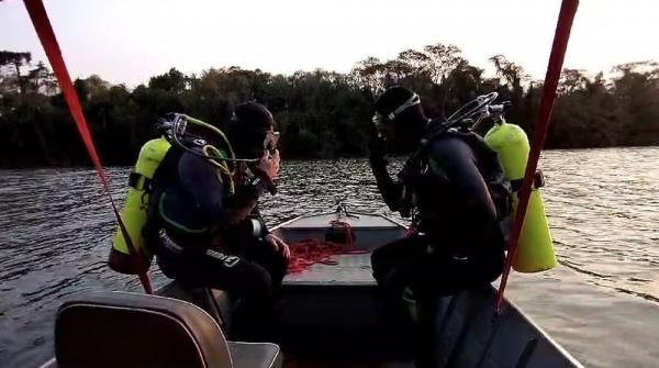 Bombeiros buscam por pai e filho desaparecidos em rio do Paraná — Foto: Corpo de Bombeiros