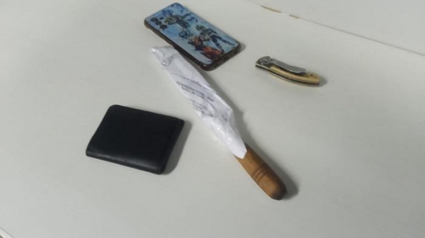 Assaltantes foram presos após roubarem adolescente em ponto de ônibus em Toledo, na tarde desta quinta-feira (05).  Segundo a Polícia Militar, a equipe estava em patrulhamento quando a tia da vítima pediu socorro aos milirares. De acordo com o relato, o menino foi abordado por dois homens, que aparentavam estar em situação de rua.  Os criminosos, armados com uma faca, ameaçaram e roubaram o celular da vítima. Os suspeitos fugiram do local em direção ao mato, próximo ao Parque das Araucárias.  Durante buscas, um dos criminosos foi encontrado na rua Pedro Álvares Cabral e, através do rastreamento do celular, o outro homem foi detido.  A dupla foi encaminhada à delegacia.