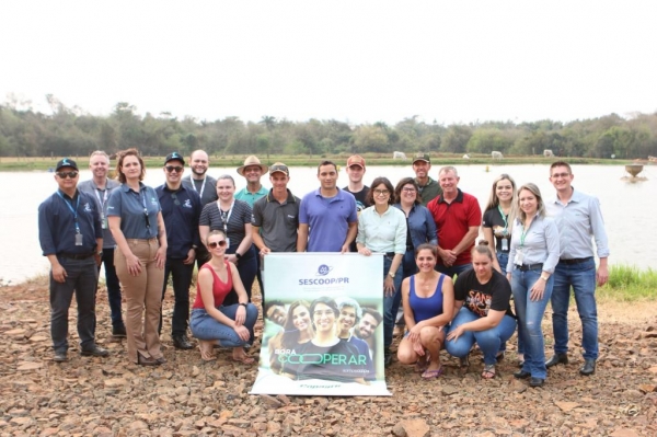 A Cooperativa Agroindustrial Copagril, em parceria com o Serviço Nacional de Aprendizagem do Cooperativismo no Estado do Paraná (SESCOOP), realizou hoje, sexta-feira, dia 06, na propriedade da Família Schoffen, o primeiro dia do encerramento do Projeto AgroInova.  O projeto contou com a presença de associados e filhos de associados da Cooperativa, além de empresas parceiras. Hoje, foi aplicado a parte prática da inovação, que consiste em colocar em prática e na propriedade as inovações estudadas.  O projeto foi guiado pela Professora Elaine Peinado, que ministrou o módulo “Inovação na Prática” e apresentado pelo produtor Michel Schoffen em parceria com o Constel Tecnologia.  Conforme a professora Elaine, o projeto foi criado para trazer coisas novas ainda mais novas, então serão vários encontros onde todos poderão implantar inovações dentro das propriedades e terminar olhando essas inovações implantadas na prática.  Sobre o primeiro dia de encerramento do projeto, ela afirma: “É muito bom ver a inovação na prática, gerando resultado ”- afirma.  O Projeto  O Programa AGROINOVA tem a missão de capacitar os participantes a compreender a essência da inovação e sua aplicação prática em diversos contextos do agronegócio. Os projetos AGROINOVA e LEGADO DO AGRO compartilham o mesmo propósito: unir esforços para o progresso.  Tendo em vista o propósito do programa, o aluno associado Michel Schoffen e a empresa parceira Constel Tecnologia desenvolveram uma solução inovadora para a propriedade Schoffen.  Foi implementado na propriedade um sistema de acionamento dos arreadores automatizados, que através de sensores detectam a baixa quantidade de oxigênio na água, acionando assim todo o sistema.  “O Projeto Agroinova aproximou a nossa equipe dos produtores demandas. Ao longo do curso, eles trouxeram essas demandas à tona, se conectaram com vários fornecedores e nós tivemos a oportunidade de fazer e de apresentar uma solução que deu certo. No nosso caso, o produtor Michel, adquiriu a solução e já implementou, e tá usufruindo dos resultados desse tipo de solução”- o gerente de Inovação da Constel, Hugo Ribeiro.  Inovação no Agronegócio  A inovação, além de ser uma ferramenta valiosa, amplifica o valor dos negócios, conduzindo-os a um patamar mais elevado de competitividade. Essa transformação é catalisada pela diversificação de produtos, adoção de novas tecnologias e processos que realçam a qualidade e segurança alimentar.  “Para mim foi superimportante participar do projeto porque eu pude trazer soluções inovadoras para a minha propriedade. ” – afirma Michel.