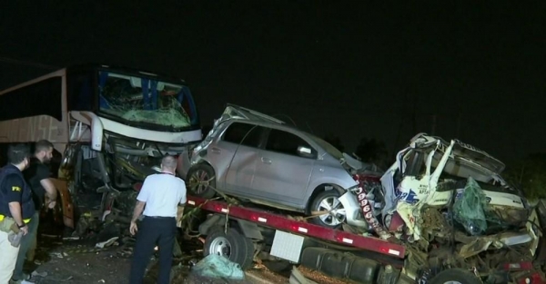 Acidente com ônibus mata uma pessoa e deixa feridos na BR-277, no Paraná — Foto: Tony Mattoso/RPC