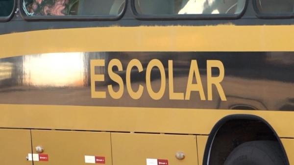 A sensação da mãe foi de desespero após descobrir que a filha, uma criança de 2 anos, foi esquecida por aproximadamente 4 horas e meia presa em um ônibus de transporte escolar na cidade de Quatro Pontes.  O fato aconteceu no Centro Municipal de Educação Infantil Clarice Maria Bremm. A Secretaria de Educação do município informou que o ônibus que realiza o transporte escolar é de uma empresa terceirizada e que as medidas estão sendo tomadas para investigar a situação.  A família que é moradora da linha Flor da Serra no interior de Quatro Pontes, levou a criança para o hospital em Marechal Cândido Rondon. Após ser liberada, ela procurou a Polícia Militar e registrou um boletim de ocorrência.  O caso:  Uma menina de dois anos foi esquecida por pelo menos quatro horas dentro do ônibus escolar em Quatro Pontes, no oeste do Paraná. O caso denunciado à Polícia pela mãe.   A mulher contou que levou as filhas 2 e 6 anos, no começo da tarde de segunda-feira (28), para pegar o ônibus escolar. O transporte é da área rural para a área urbana de Quatro Pontes. As meninas saíram de casa com destino ao Cmei Clarice Maria Bremm e Escola Municipal Dona Leopoldina na área urbana da cidade.   No entanto, quando a mãe foi buscar a filha mais nova no Cmei ficou sabendo pelas professoras que a pequena não esteve na aula. Pouco tempo depois o motorista chegou com a menina no Cmei e contou que ela ficou trancada dentro do ônibus durante a tarde toda.  O veículo ficou estacionado em frente à casa do motorista.  Como precaução, a menina foi levada para atendimento médico em Marechal Cândido Rondon, o Conselho Tutelar também acompanhou o caso e um boletim de ocorrência foi feito contra os envolvidos no transporte escolar.   A PCPR está investigando o caso e realizando todas as diligências cabíveis a fim de esclarecer os fatos. Oitivas serão realizadas nos próximos dias e darão auxílio no andamento das investigações.