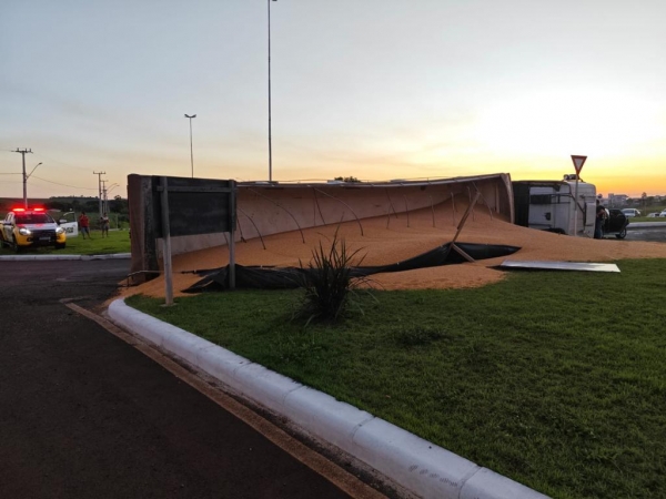 Um tombamento foi registrado na rodovia PR-497, no trecho entre Itaipulândia e Missal, na altura do Km 031 no final da tarde desta quarta-feira (18).  O veículo I/M.Benz Actros, emplacado em Missal/PR, seguia sentido Itaipulândia a Missal quando, ao atingir o referido quilômetro, tombou à margem direita da pista.  O caminhão estava acoplado a um reboque SR/Facchini, também registrado em Missal. O condutor de 31 anos, sofreu ferimentos leves e foi atendido no local.  O acidente ocorreu em condições de tempo bom, e as autoridades foram acionadas para os procedimentos necessários e controle do tráfego na região.  Missal, município de origem do veículo, está situado na região Oeste do Paraná e é uma rota frequente para o transporte de cargas, o que exige atenção redobrada no trânsito da área.