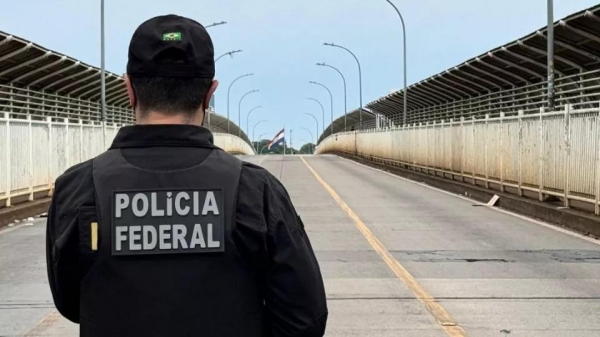 A Polícia Federal (PF) cumpriu, na noite desta quarta-feira (22), um mandado de prisão preventiva contra um brasileiro de 64 anos, natural de Adamantina (SP), acusado de homicídio. O homem foi expulso do Paraguai e entregue às autoridades brasileiras na aduana da Ponte Internacional da Amizade, em Foz do Iguaçu.  De acordo com informações da PF, o mandado de prisão foi expedido pela Justiça Estadual de Sete Quedas (MS). O brasileiro havia sido localizado e detido pelas autoridades paraguaias antes de ser deportado para o Brasil.  Após a entrega, o acusado foi encaminhado para a Delegacia de Polícia Federal em Foz do Iguaçu, onde foi realizada a comunicação de sua prisão. Ele permanecerá à disposição da Justiça.