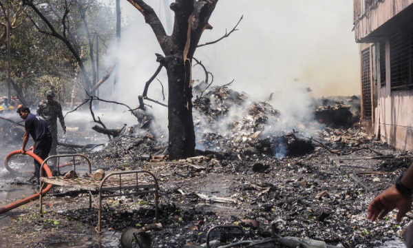Imagens mostravam destroços em chamas, com uma espessa fumaça preta subindo para o céu perto do aeroporto