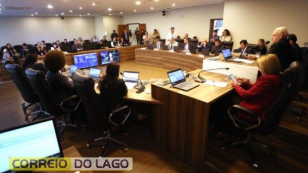 O texto iniciou o trâmite na Assembleia após o primeiro-secretário da Casa, deputado Gugu Bueno (PSD), ler a mensagem governamental, encaminhando o texto ao Poder Legislativo, durante a sessão plenária desta segunda-feira.  Na reunião, o relator da matéria, o deputado Hussein Bakri (PSD), líder do Governo na Casa, emitiu parecer favorável ao texto. No entanto, alegando mais tempo para estudar o projeto, a deputada Ana Júlia e o deputado Renato Freitas, ambos do PT, pediram vista à proposição.  O projeto  Segundo o Governo, a proposta busca implementar uma medida de justiça fiscal, e a diminuição da carga tributária proporcionará alívio financeiro às famílias paranaenses. Entre os impactos previstos estão o aumento da capacidade de consumo, o incentivo à regularização de impostos e, consequentemente, o estímulo à atividade econômica em diversos setores comerciais e industriais do Estado.  Ainda de acordo com o texto, haverá mecanismos de compensação para garantir a arrecadação, como o aumento da multa por atraso, que passará dos atuais 10% para 20%. Além disso, a nova alíquota de 1,9% também deve reduzir a inadimplência e repatriar veículos paranaenses que atualmente são emplacados em outros estados.  Conforme a declaração de adequação de renúncia de receita emitida pela Receita Estadual, as alterações propostas, todas de caráter geral, não gerarão impacto na arrecadação deste ano. Os efeitos serão sentidos apenas em 2026, quando serão contemplados na estimativa de receita e na definição das metas de resultados fiscais das leis orçamentárias do exercício, em conformidade com o estabelecido pela Lei Complementar Federal nº 101/2000.  Frota tributária  A redução beneficiará cerca de 3,4 milhões de proprietários de veículos, entre automóveis, caminhonetes e motocicletas acima de 170 cilindradas. Segundo dados da Secretaria de Estado da Fazenda (Sefa), isso representa aproximadamente 83% de toda a frota de 4,1 milhões de veículos tributados no Paraná.  São mais de 2,5 milhões de carros tributados em todo o Estado que terão o IPVA reduzido a partir de 2026. Em seguida, aparecem as motocicletas (268,7 mil), caminhonetes (244,7 mil) e camionetas (225,1 mil). A medida não altera a alíquota de veículos com regras diferenciadas. Ônibus, caminhões, veículos de aluguel, utilitários de carga e movidos a gás natural veicular (GNV) seguem tributados em 1%.  ALEP
