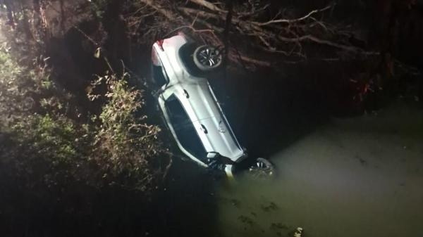 Casal morre após caminhonete cair de ponte e parar dentro de rio, no Paraná — Foto: Polícia Rodoviária Estadual