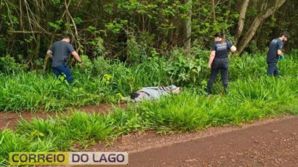 De acordo com informações da Polícia Civil, o religioso foi vítima de um latrocínio — roubo seguido de morte — cometido por dois jovens, que já foram detidos. Segundo o delegado responsável pelo caso, o crime ocorreu durante o roubo de bens da vítima.  O padre residia no bairro Jardim Vival dos Ipês e não era visto desde a noite anterior ao crime. As buscas começaram após o celular dele ser localizado no bairro Jardim Canaã I, o que levantou suspeitas de que pudesse ter sido vítima de um delito. A partir disso, equipes policiais seguiram pistas obtidas ao longo da madrugada.  Durante as diligências, agentes do Setor de Investigações Gerais (SIG) abordaram um Jeep Renegade preto que circulava pela cidade. O veículo pertencia ao religioso. No interior do automóvel estavam dois homens que, ao serem interrogados, confessaram envolvimento no crime.  Após a confissão, as buscas foram intensificadas e, já no início da tarde de sábado, o corpo do padre foi localizado. A cena do crime indicava grande violência: o corpo estava enrolado em um tapete e havia sido deixado próximo a uma área de mata no Distrito Industrial. Ele apresentava ferimentos graves no pescoço, causados por facadas, além de múltiplas lesões na cabeça provocadas por golpes de martelo.  As investigações preliminares apontam que o assassinato ocorreu dentro da residência do padre, onde os suspeitos teriam iniciado o assalto.  Os autores do crime são um jovem de 18 anos, preso no bairro Canaã I, e um adolescente de 17 anos, apreendido logo em seguida. O adulto confessou que ambos mataram o padre para roubar o carro, dinheiro, joias e outros objetos de valor. O menor alegou ter participado apenas da ocultação do corpo, versão que ainda será analisada pela polícia.  Histórico de violência Esta não foi a primeira vez que o religioso foi vítima de violência. Em 2018, ele teve sua residência invadida por um ladrão armado, ocasião em que foi rendido, agredido e teve o carro e objetos pessoais levados. Os autores daquele crime foram presos dias depois.  A morte do padre gerou forte comoção entre fiéis e moradores de Douradina, onde era reconhecido pelo trabalho pastoral. As investigações continuam em andamento.  CGN