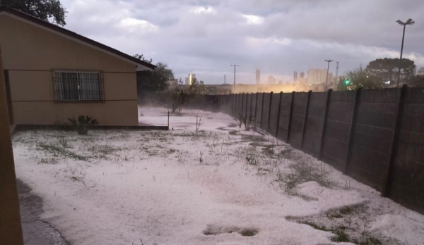Ruas ficaram cobertas de gelo na cidade (Foto: Colaboração)