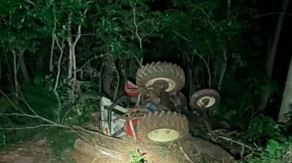 Vítima foi encontrada morta, ao lado do trator. — Foto: PM-PR