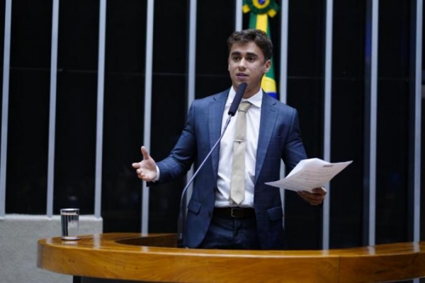 Nikolas Ferreira informou que a chegada na capital federal está prevista para o domingo (25)