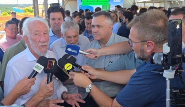 Helicóptero transportava o governador em exercício Darci Piana e os secretários da Saúde, Beto Preto, e das Cidades, Guto Silva. (Foto: Alessandro Vieira/Sesa)