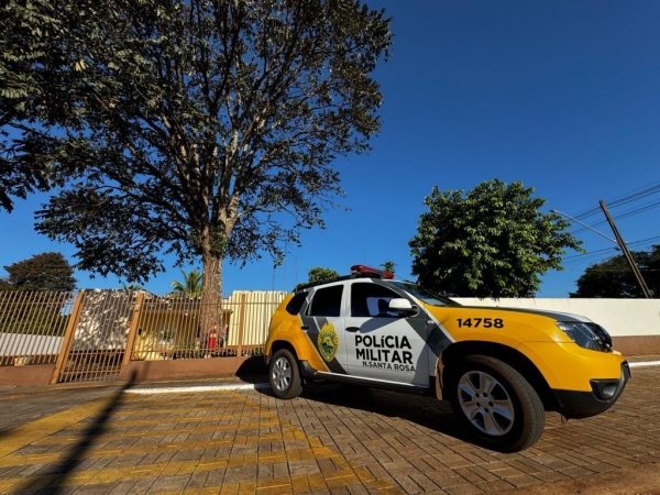 Um caso de tentativa de estelionato envolvendo o uso indevido de foto em aplicativo de mensagens foi comunicado à Polícia em Nova Santa Rosa.  O fato ocorreu na noite de terça-feira (3). Um morador procurou a equipe policial após descobrir que alguém estaria utilizando sua foto de perfil em um número desconhecido para tentar aplicar golpes.  Segundo o relato, o pai recebeu uma mensagem solicitando o pagamento de um boleto. O pedido partiu de um telefone desconhecido, porém o perfil exibido utilizava a foto da vítima o que inicialmente poderia gerar confiança.  Ao ser informado sobre a situação pai foi orientado a não realizar o pagamento, afirmando que não havia solicitado nenhum valor.  Mais tarde, ao chegar em casa o filho entrou em contato com o número que utilizava sua foto e pediu que a imagem fosse retirada do perfil, alertando que a tentativa de golpe havia sido descoberta. A pessoa que estava do outro lado respondeu com ofensas e, em seguida, bloqueou o contato, mantendo a foto no perfil.  De acordo com o boletim, anteriormente o golpista havia enviado ao pai da vítima um boleto.