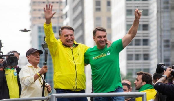 Flávio Bolsonaro ao lado do pai, o ex-presidente Jair Bolsonaro, que foi vítima de um atentado durante as eleições de 2018. (Foto: reprodução / Flávio Bolsonaro / X)